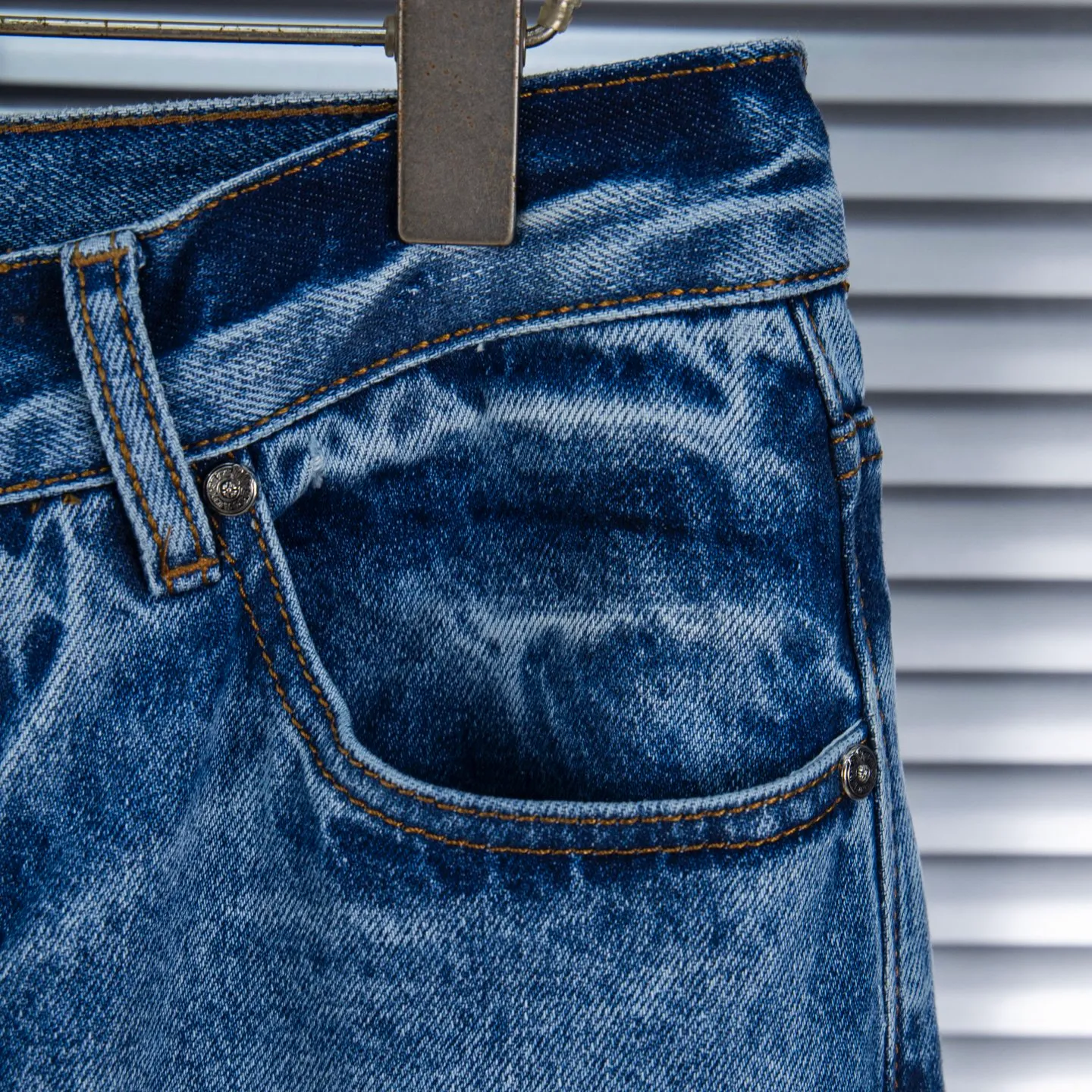P260 Chrome Hearts Blue Pants Black White Blue Multi-Leather Jeans Top Version Chrome Hearts Jeans with Leather Jeans It is well known that chromehearts jeans use vintage Levis jeans as the base plate for creation. They usually add their own unique silver buckles and silver ornaments, plus leather embellishments. This is what doubles the value of these vintage jeans, because the base plate is Vintage jeans, jeans themselves have become very soft and comfortable after years of baptism, which can be distinguished from ordinary jeans. Regarding the size, you should also refer to the pants data. Style number: 1735# Size: 28 30 32 34 36